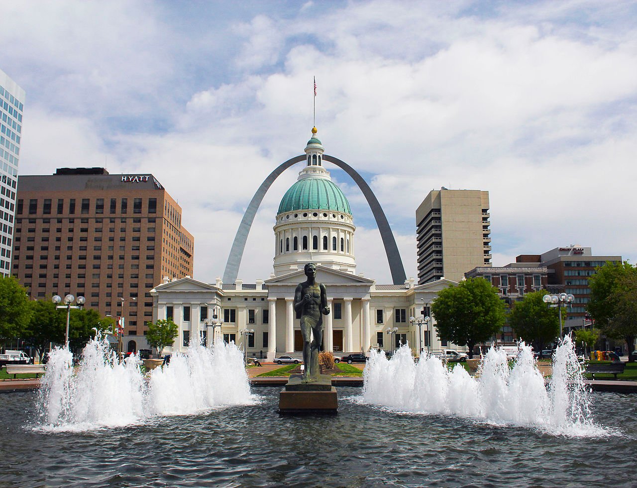 Runner_Fountain_and_Old_Courthouse_and_Arch_St. Louis Missouri USA